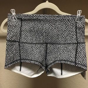 Lululemon wonder shorts 2”